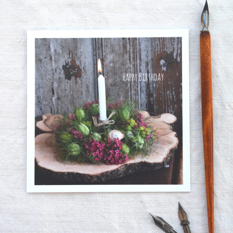 Geburtstagskerze im Blumenkranz