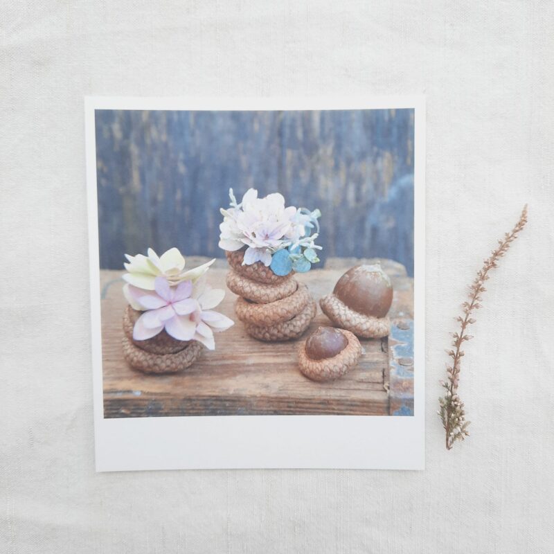 Eichelhütchen mit Blumen