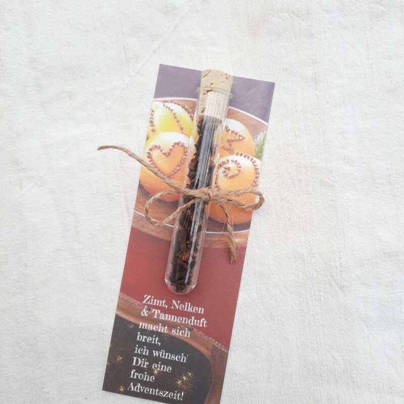 Nelkengruss. Karte mit Dekozutaten